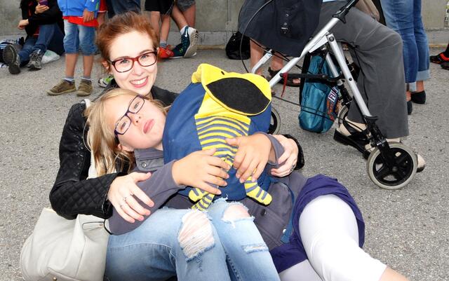 Verena Leiminger mit Janna vor der Allianz Arena