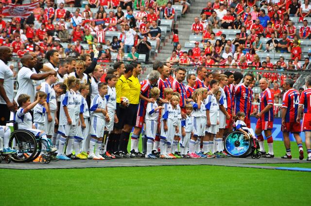 Kinder des BVS Bayern und von Special Olympics Bayern als Spielereskorte beim FC Bayern