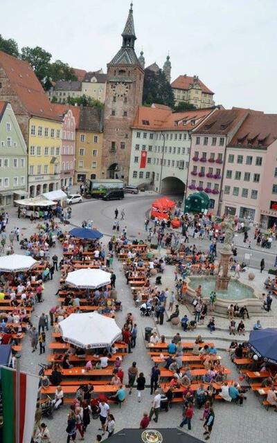 Stadtfest im Juli (auf dem neuen Hauptplatz und Innenstadt)