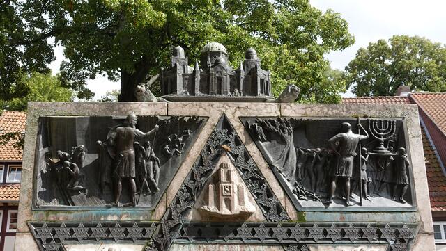 Die Westseite, gestaltet von Karl Matthäus Winter aus Limburg, zeigt die "Seite der Verfolgung und des Holocaust". Foto: Helmut Kuzina