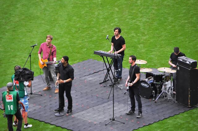Sänger Andreas Bourani mit Band beim Familientag in der Allianz Arena