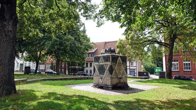 In der Altstadt erinnert seit 1988 ein Denkmal an die Synagoge, die hier am Lappenberg stand. Foto: Helmut Kuzina