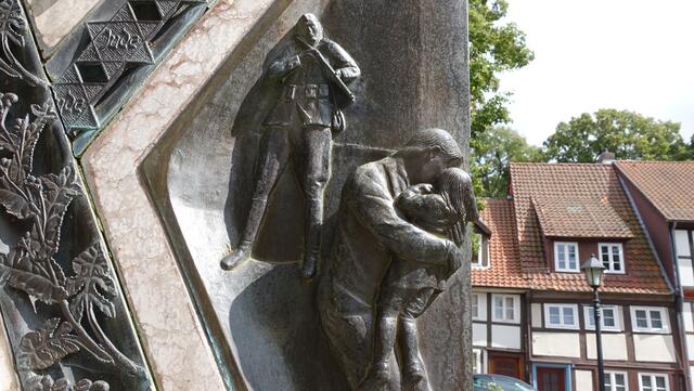 Detail der Westseite, die sich mit der Verfolgung und der Shoa befasst. Foto: Helmut Kuzina