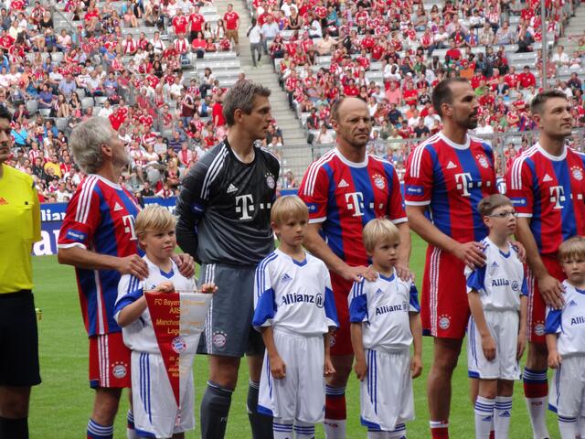 Die drei Jungs vom SG-Handicap als Einlaufkids: (v.l.) Pius, Jonas und Hannes