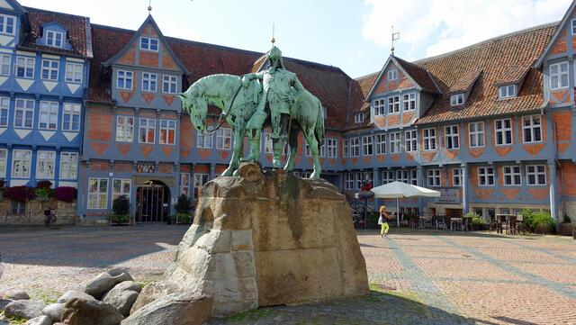 Der Stadtmarkt bietet ein einzigartiges Bild der Geschlossenheit. Das Reiterstandbild zeigt Herzog August, der von 1634 bis 1666 regierte. Foto: Helmut Kuzina