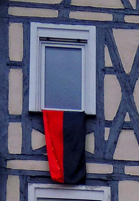 Teilansicht / Wohnhaus an der L3381 / Pilgrimstein / Marburg - Rot-Schwarze-Fahne - Anarchistensymbol? | Foto: KDH / SDS Marburg