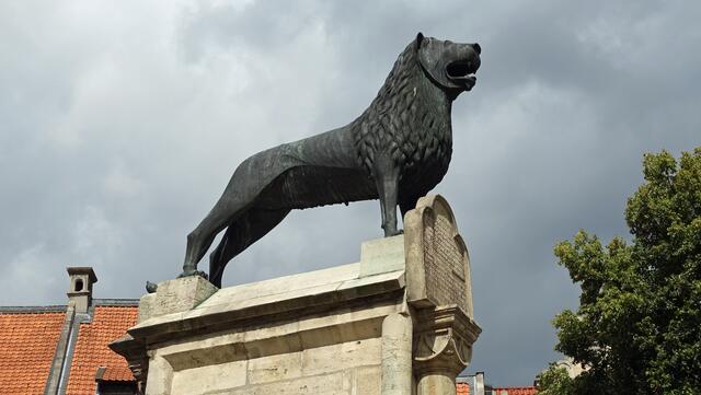 Untersuchungen Ende der 1970er Jahre hatten ergeben, dass der Bronze-Löwe im Laufe der Jahrhunderte, in denen er den Burgplatz bewachte, durch Umwelteinflüsse sehr gelitten hatte. Auf dem Burgplatz steht heute eine Kopie, das Original befindet sich im Herzog-Anton-Ulrich-Museum in der Burg Dankwarderode.