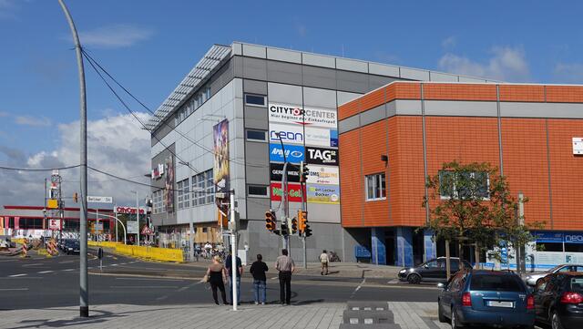 Blick vom Berliner Platz auf die Konrad-Adenauer-Straße, an der der neue Busbahnhof entsteht. Foto: Helmut Kuzina