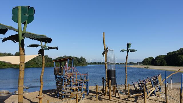 Der Piratenspielplatz am Ufer des Salzgittersees: „Während eines Sturms ist das Schiff auf Grund gelaufen und in mehrere Teile zerbrochen. Der Mast mit seinem Korb überragt den Bereich. Nach der Strandung hat die Besatzung das Schiff mit Strickleitern, Knotentauen und Planken verlassen.“ Foto: Helmut Kuzina