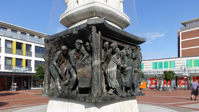 Das Monument erinnert an den Aufbau des Industriegebietes im Nationalsozialismus und an die Zwangsarbeit in den Reichswerken. Foto: Helmut Kuzina