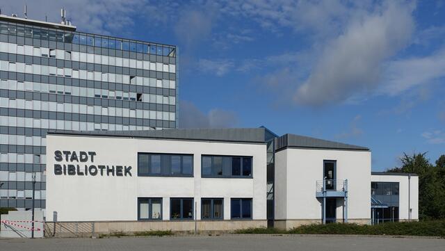 Die Stadtbibliothek neben dem Rathauskomplex (Foto: Helmut Kuzina)