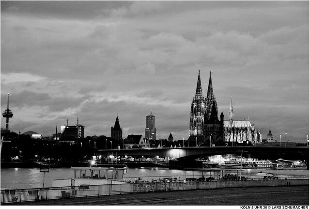 Skyline Köln von der Siegburger Straße - 5 Uhr 30 | Foto: Lars Schumacher