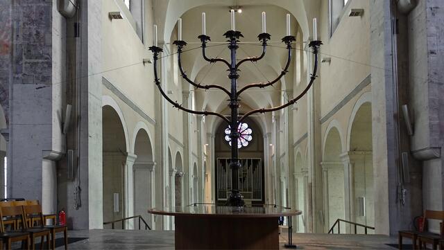 Siebenarmiger Leuchter, um 1190/1192, vermutlich eine Stiftung Heinrichs des Löwen; Höhe des Leuchters fast fünf Meter. Foto: Helmut Kuzina