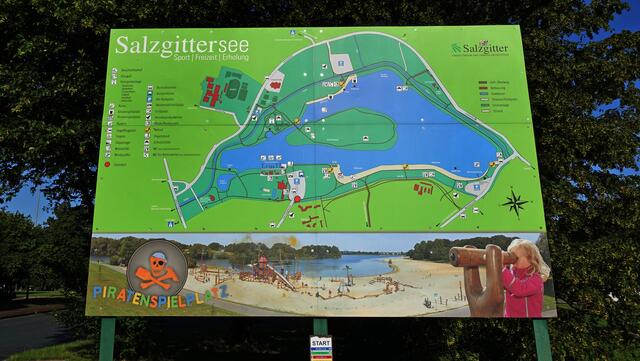 Die Übersichtstafel informiert über alle Bereiche, und zwar über Kfz-Parkplätze, Badebereiche bis Freisportanlagen. Foto: Helmut Kuzina
