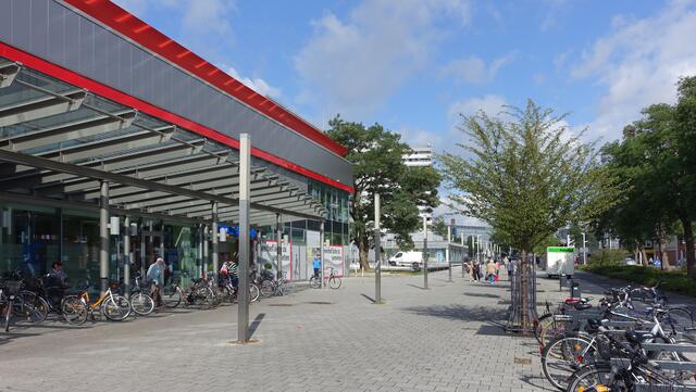 Promenade vor dem Einkaufszentrum City-Carrée in der Albert-Schweitzer-Straße (Foto: Helmut Kuzina)