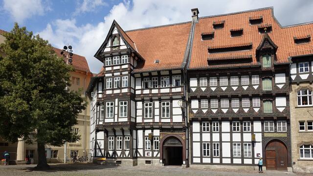 Das Huneborstelsche Haus (rechts), das aus dem Jahr 1526 stammende einstige Wohn- und Lagerhaus des Ratsherren Friedrich Huneborstel, erhielt 1901 einen Standort am Burgplatz. Von Bedeutung in der Fachwerkfassade ist das reiche bildnerische Schnitzwerk im Übergangsstil zwischen Spätgotik und Frührenaissance. Foto: Helmut Kuzina