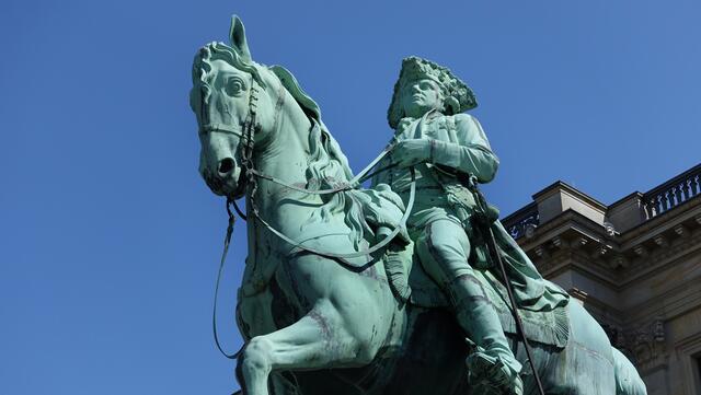 Vor den Schloss-Arkaden: Reiterstandbild des Herzogs Carl Wilhelm Ferdinand von Braunschweig (1735 – 1806) - Foto: Helmut Kuzina