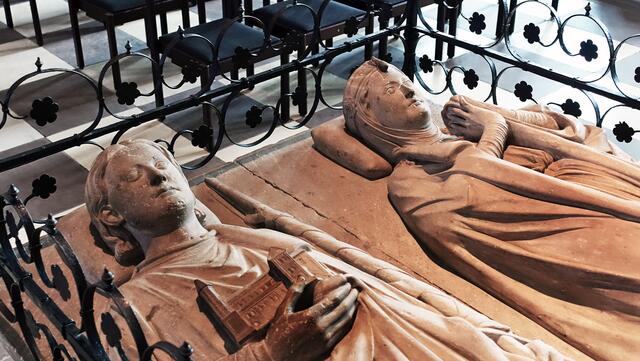 Das Grabmal Heinrichs des Löwen (links) und seiner Frau Mathilde stellt ein Hauptwerk der sächsischen Bildhauerkunst des 13. Jahrhunderts dar. Entstanden ist es zwischen 1235 und 1240. Foto: Helmut Kuzina