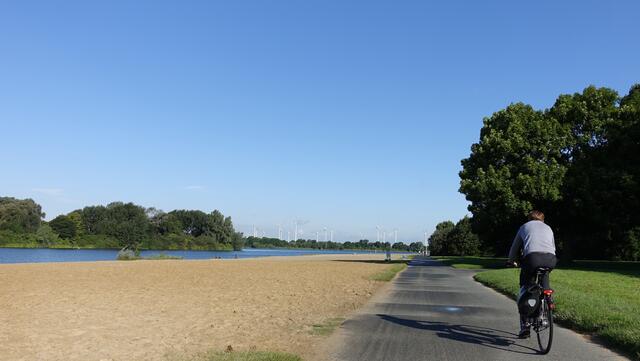 Die befestigten Wege eignen sich bestens zum Spazierengehen, Radfahren und Inlineskaten. Der aufgeschüttete Sandstrand des Uferbereichs zählt als Badestrand. Foto: Helmut Kuzina