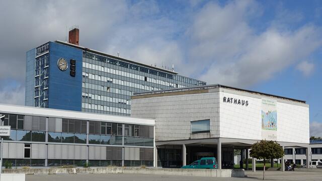 Das 35 m hohe Rathaus mit den 13 Geschossen wurde im Jahr 1963 fertiggestellt. Foto: Helmut Kuzina