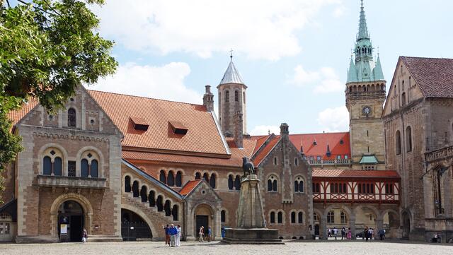 Am Burgplatz: Burg Dankwarderode, Löwendenkmal, Neues Rathaus (Hintergrund) und Dom (Foto: Helmut Kuzina)