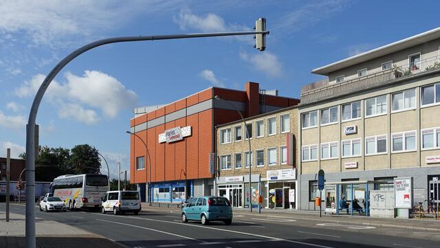 An der Kreuzung Konrad-Adenauer-Straße/Berliner Straße das moderne Einkaufszentrum Citytor (Bildmitte) - Foto: Helmut Kuzina