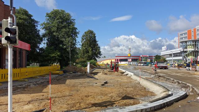 Die stationären Ampelanlagen wurden außer Betrieb genommen und durch mobile Anlagen ersetzt, die auch den Fußgängerverkehr steuern. Foto: Helmut Kuzina