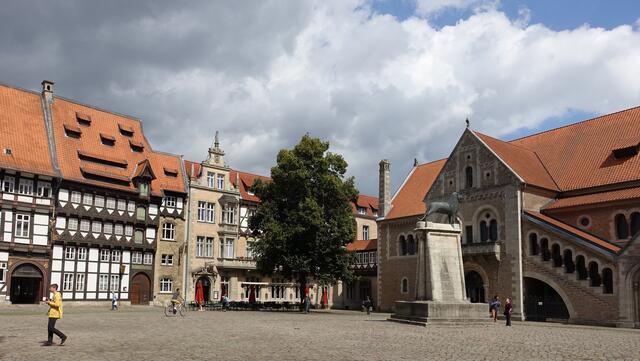 Ab 1150 ließ Heinrich der Löwe die Burg Dankwarderode (rechts) erbauen, sie war seine Residenz. Ihr heutiges Aussehen erhielt die Anlage ab 1887. 1944 ausgebrannt, wurde sie nach dem Zweiten Weltkrieg wieder instandgesetzt. Heute befindet sich in der Burg die mittelalterliche Abteilung des Herzog-Anton-Ulrich-Museums. Foto: Helmut Kuzina