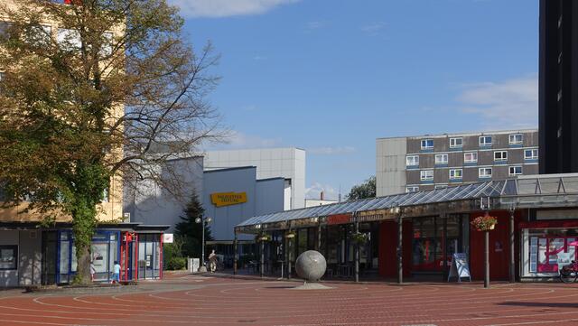 Am Platz der Städtpartnerschaften beginnt die Fußgängerzone, an der sich viele Fachgeschäfte, Filialen und Einkaufszentren befinden. Foto: Helmut Kuzina