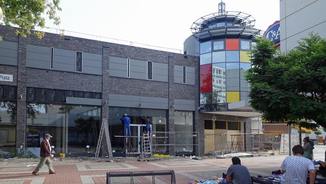 Die Rotunde des wachsenden Einkaufszentrums signalisiert farbenfroh den Baufortschritt. Foto: Helmut Kuzina