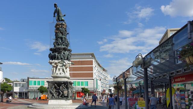 Der Braunschweiger Bildhauer Prof. Jürgen Weber gestaltete 1995 dieses Denkmal, das auch als „Turm der Arbeit“ bezeichnet wird. Foto: Helmut Kuzina