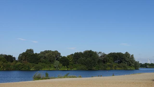 Ein zwei Kilometer langer Sandstrand, mehrere Liegewiesen und eine hervorragende Wasserqualität locken die Besucher an den Salzgittersee. Foto: Helmut Kuzina