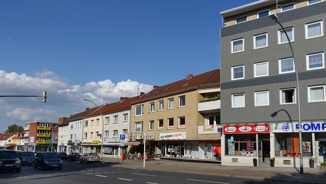 Ladengeschäfte in der Berliner Straße (Foto: Helmut Kuzina)