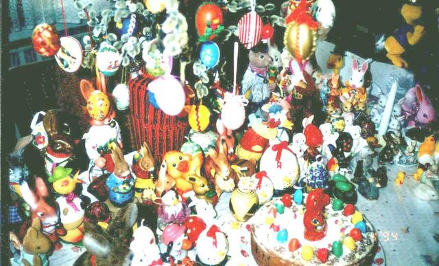 Osterhasen und sonstige Osterboten haben sich versammelt