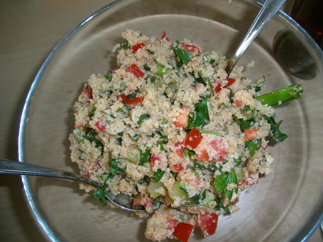 Couscoussalat mit frischen Kräutern, Tomaten und Zucchini...