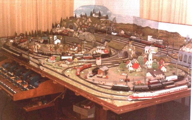 Wenn es draußen kalt ist spielt man gern mit der Modelleisenbahn!