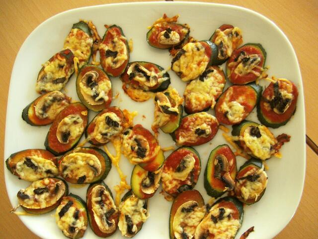 Pizza mal anders - mit Zucchini als Boden...