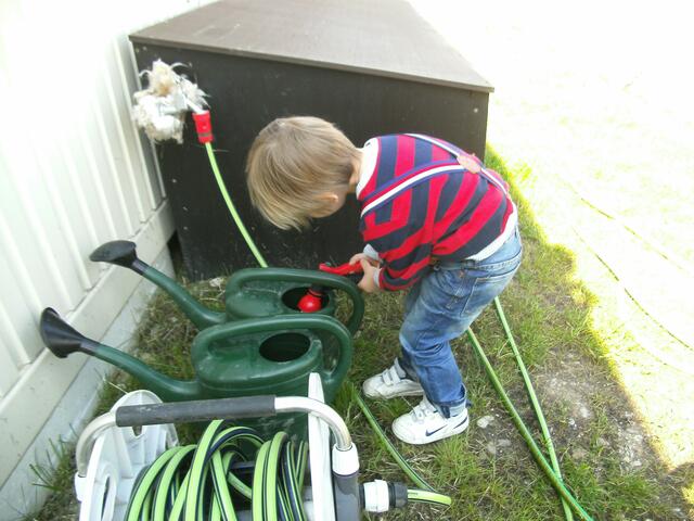 Auch das Bedienen eines Gartenschlauches will gelernt sein...