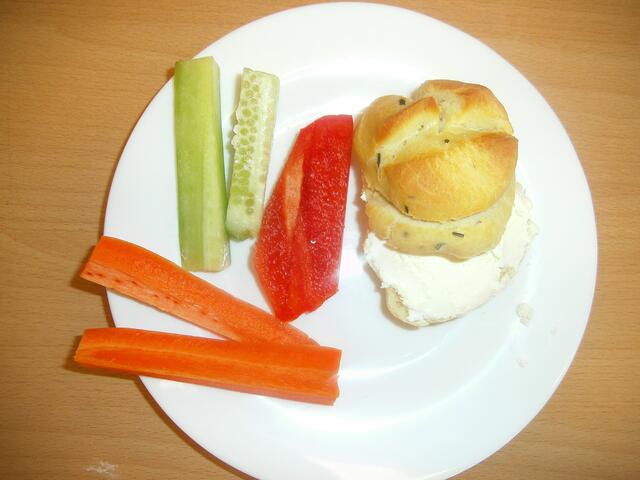 Schnittlauchbrötchen mit frischem Gemüse - lecker und gesund...