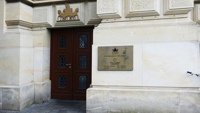 Der Aufgang zur Quadriga-Plattform befindet sich neben dem Portikus und ist durch ein Schild gekennzeichnet. Foto: Helmut Kuzina