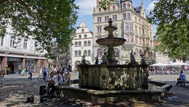 Auf dem Kohlmarkt entstand der Schalenbrunnen 1869 nach einem Entwurf des Frankfurter Architekten Oskar Sommer. Einen ersten Trinkwasserbrunnen soll es hier schon 1391 gegeben haben. Foto: Helmut Kuzina