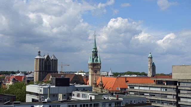 Innenstadtpanorama (von links): Dom, Neues Rathaus, Andreaskirche (Foto: Helmut Kuzina)