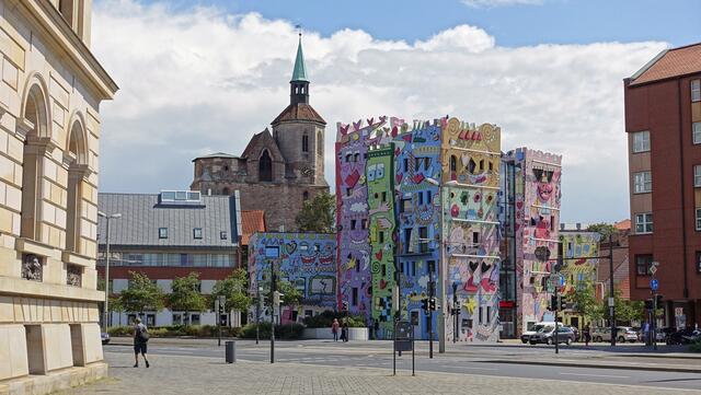 Bekannt ist das bunte Haus am Ackerhof, das so genannte „Rizzi-Haus“, das der amerikanische Popart-Künstler James Rizzi gestaltete. Die farbigen Häusertürme wurden von 1999 bis 2001 errichtet und dienen als Bürogebäude. Foto: Helmut Kuzina