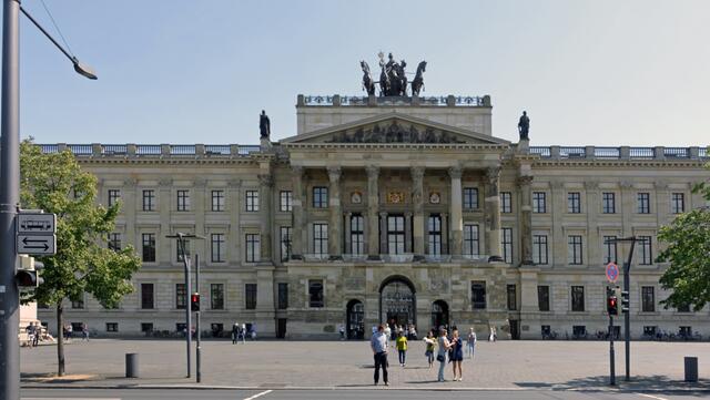 2007 erfolgte die Eröffnung der „Schloss-Arkaden“, eines Einkaufszentrums mit drei Ebenen. Foto: Helmut Kuzina