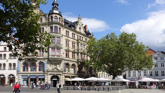 In den jüngsten Jahrzehnten ist der Kohlmarkt vielfach umgestaltet worden. Die Ansiedlung von Cafés und Restaurants brachte eine wesentliche Belebung des Platzes, der auch den Raum für viele Veranstaltungen bietet. Foto: Helmut Kuzina