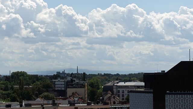 Blickrichtung Süden: Am Horizont ist (etwa Bildmitte) der Harz mit der höchsten Erhebung, dem Brocken, auszumachen. Foto: Helmut Kuzina