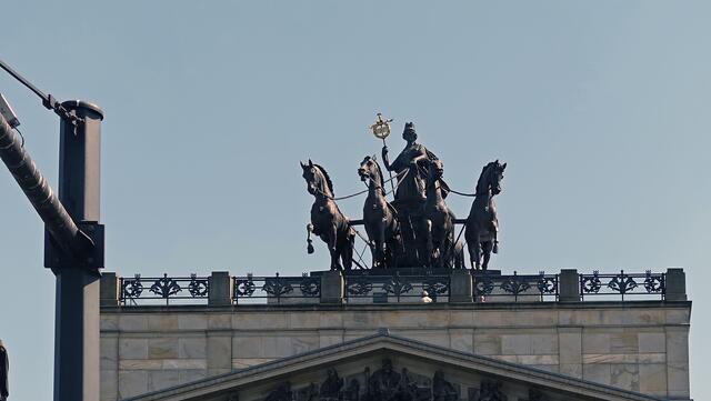 Wie einst auf dem historischen Schloss steht auf dem Portikus des wieder errichteten Residenzschlosses die Quadriga. Foto: Helmut Kuzina