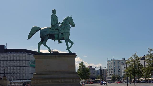 Reiterstandbild auf dem Schlossplatz: Herzog Friedrich Wilhelm (1771 - 1815) - Foto: Helmut Kuzina
