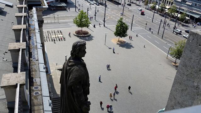 Blick auf den Schlossplatz und den Bohlweg (rechts) - Foto: Helmut Kuzina