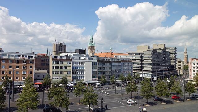 Zentrum der Altstadt ist der Bohlweg, eine der Hauptverkehrsachsen Braunschweigs (im Hintergrund die Türme des Domes und des Neuen Rathauses). Foto: Helmut Kuzina
